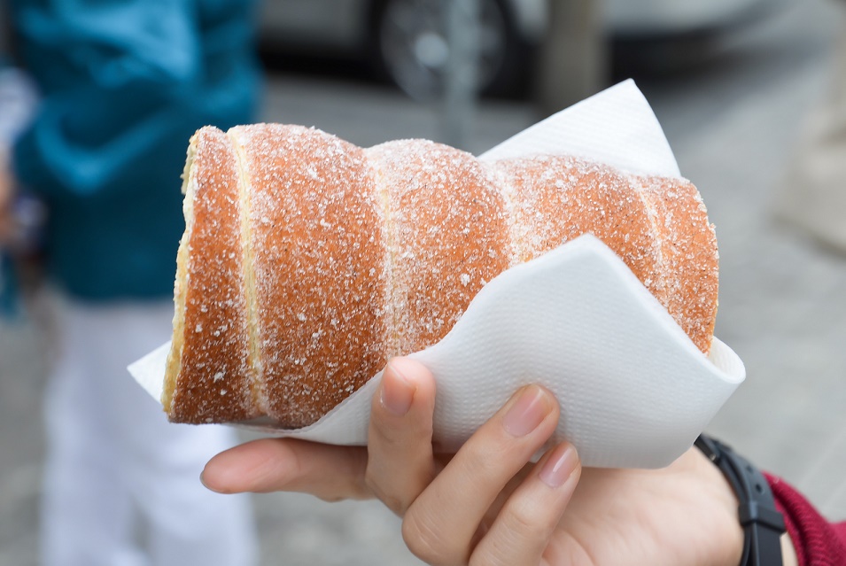 チェコ プラハの伝統菓子 Trdelnik を食べるならここ おすすめ店をプラハ在住2年のベテランに聞きました